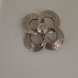 Vintage 1960s Karu Floral Engraved Silver Tone Brooch Pin